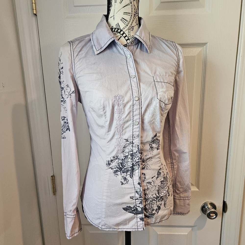 NWOT Guess Jeans pearl snap button down embroidered floral top size small.